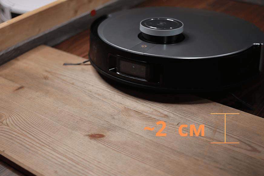 Der ECOVACS DEEBOT X1 Turbo überfährt eine 2 cm Türschwelle